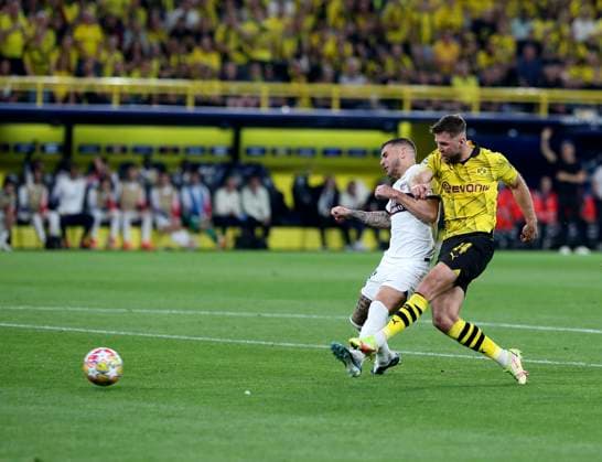 01 05 2024, Football UEFA Champions League 2023 2024, Semi-final, Borussia Dortmund FC Paris Saint Germain at Signal Iduna Park Dortmund Goal kick Niclas Füllkrug re, Borussia Dortmund vs Lucas Hernandez Paris Saint Germain DFL and DFB regulations prohibit any use of photographs as image sequences and or quasi video