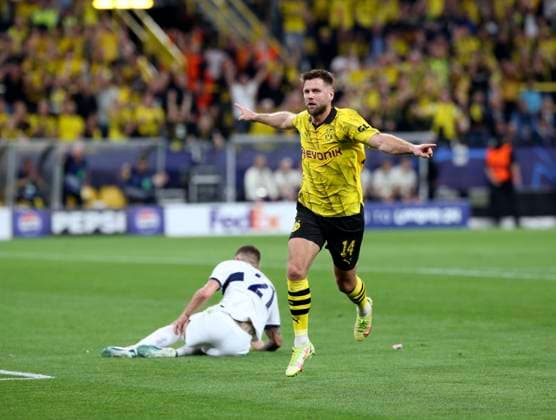 01 05 2024, Football UEFA Champions League 2023 2024, Semi-final, Borussia Dortmund FC Paris Saint Germain at Signal Iduna Park Dortmund Goal celebration Niclas Füllkrug re, Borussia Dortmund vs Lucas Hernandez Paris Saint Germain DFL and DFB regulations prohibit any use of photographs as image sequences and or quasi video