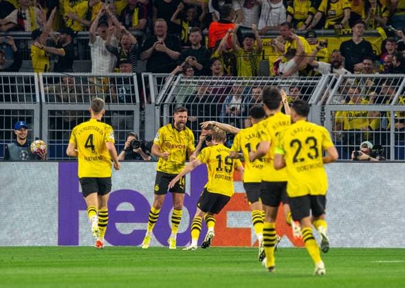 Football, Men, 2023 2024 season, Champions League semi-final, first leg , Borussia Dortmund Paris Saint Germain, f l Nico Schlotterbeck Borussia Dortmund , Niclas Füllkrug Borussia Dortmund , Julian Brandt Borussia Dortmund , cheering after scoring 1 0, 01 05 2024, Copyright: xSebastianxRäppold MatthiasxKochx