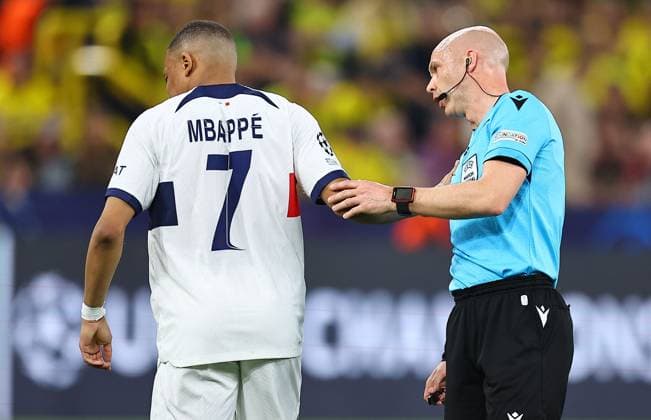 Referee Anthony Taylor checks on Kylian Mbappe of Paris Saint-Germain Borussia Dortmund v Paris Saint-Germain, UEFA Champions League, Semi Final, First Leg, Football, Signal Iduna Park, Dortmund, Germany - 01 May 2024 EDITORIAL USE ONLY No use with unauthorised audio, video, data, fixture lists, club league logos or live services. Online in-match use limited to 120 images, no video emulation. No use in betting, games or single club league player publications.  Copyright: xMichaelxZemanek Shutterstockx 14454339ab