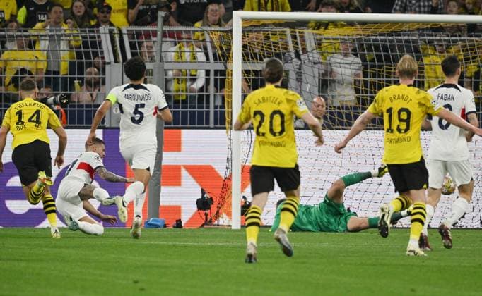 Niclas Füllkrug Borussia Dortmund , left , scores the goal for 1 0 01 05 2024, Football Champions League, season 2023 2024, semi-final first leg, Borussia Dortmund Paris St Germain Dortmund Signal Iduna Park Nordrhein Westfalen Germany Team2