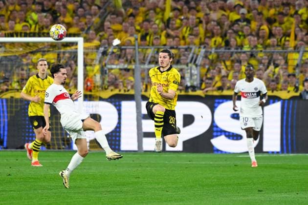 Vitinha Vitor Machado ( 17 - PSG ) and Marcel Sabitzer ( 20 - Borussia Dortmund ) during the UEFA Champions League match between Borussia Dortmund and Paris Saint Germain at BVB Stadion Dortmund on May 01, 2024 in Dortmund, Germany. ( Photo by federico pestellini panoramic ) - FOOTBALL : Borussia Dortmund vs Paris Saint Germain - Ligue des Champions - 01 05 2024 FedericoPestellini Panoramic 