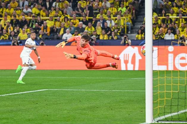 01 05 2024, Football, UCL, UEFA Champions League, , 2023 2024 season, Semifinal, Borussia Dortmund Paris St Germain, Kylian Mbappe Paris St Germain shoots on goal and only hits the post Goalkeeper Gregor Kobel Borussia Dortmund xRHR PHOTO TKx Copyright: TeresaxKroeger RHR-FOTOx RHR-FOTO TK