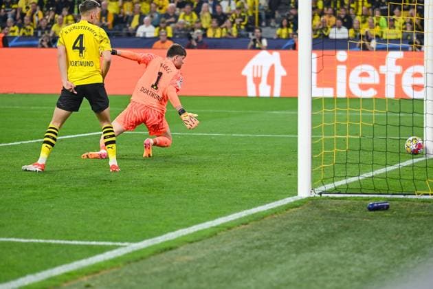 01 05 2024, Football, UCL, UEFA Champions League, , 2023 2024 season, Semifinal, Borussia Dortmund Paris St Germain, Kylian Mbappe Paris St Germain shoots on goal and only hits the post Goalkeeper Gregor Kobel Borussia Dortmund xRHR PHOTO TKx Copyright: TeresaxKroeger RHR-FOTOx RHR-FOTO TK