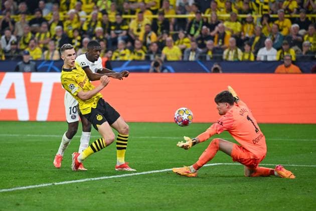 01 05 2024, Football, UCL, UEFA Champions League, , 2023 2024 season, Semifinal, Borussia Dortmund Paris St Germain, Ousmane Dembele Paris St Germain shoots on goal and goalkeeper Gregor Kobel Borussia Dortmund holds xRHR PHOTO TKx Copyright: TeresaxKroeger RHR-FOTOx RHR-FOTO TK
