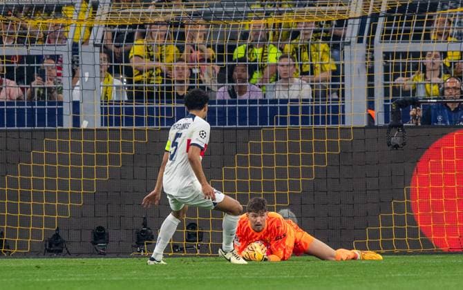 Football, Men, 2023 2024 season, Champions League semi-final, first leg , Borussia Dortmund Paris Saint Germain, v l Ramy Bensebaini Borussia Dortmund , Goalkeeper Gregor Kobel Borussia Dortmund , 01 05 2024, Copyright: xSebastianxRäppold MatthiasxKochx