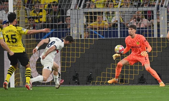 01 05 2024, xjrdrx, Football UEFA Champions League, Borussia Dortmund Paris St Germain emspor, v l Mats Hummels Borussia Dortmund , Fabian Ruiz PSG Paris St Germain , Gregor Knobel Borussia Dortmund DFL DFB REGULATIONS PROHIBIT ANY USE OF PHOTOGRAPHS as IMAGE SEQUENCES and or QUASI VIDEO Dortmund