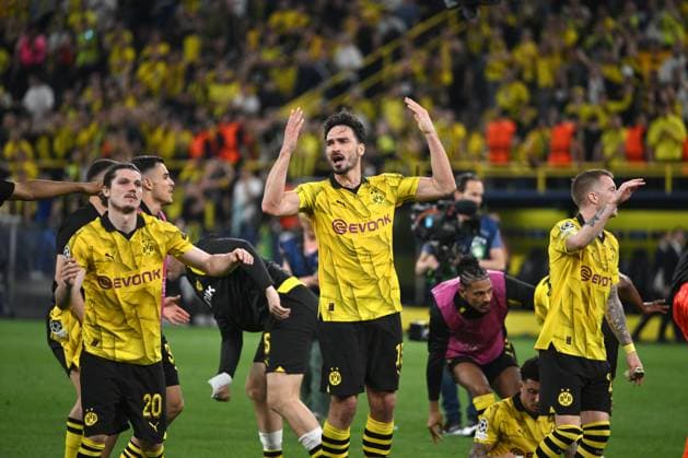 Dortmund players celebrate victory, center Mats Hummels Borussia Dortmund 01 05 2024, Football Champions League, 2023 2024 season, semi-final first leg, Borussia Dortmund Paris St Germain Dortmund Signal Iduna Park North Rhine-Westphalia Germany Team2