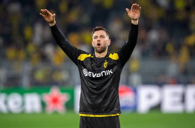 Football, Men, 2023 2024 season, Champions League semi-final, first leg, Borussia Dortmund Paris Saint Germain, Niclas Füllkrug Borussia Dortmund with the fans, cheering after the final whistle, 01 05 2024, Copyright: xSebastianxRäppold MatthiasxKochx