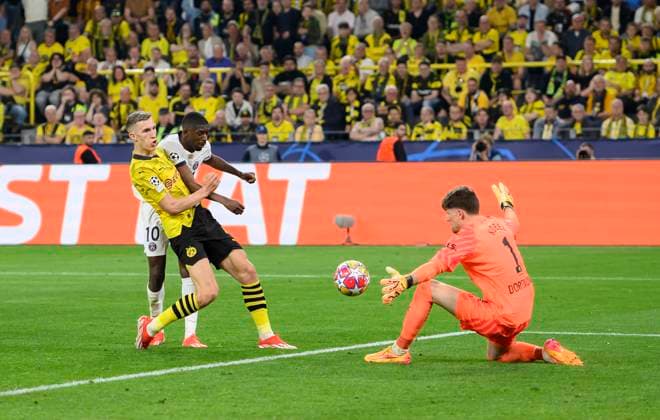 v l Nico SCHLOTTERBECK DO , Ousmane DEMBELE PSG , Goalkeeper Gregor KOBEL DO Goal chance, action, duel, Football Champions League, semi-final, first leg, Borussia Dortmund DO Paris St Germain PSG 1 0, on 01 05 2024 in Dortmund Germany UEFA regulations prohibit any use of photographs as image sequences and or quasi video Â