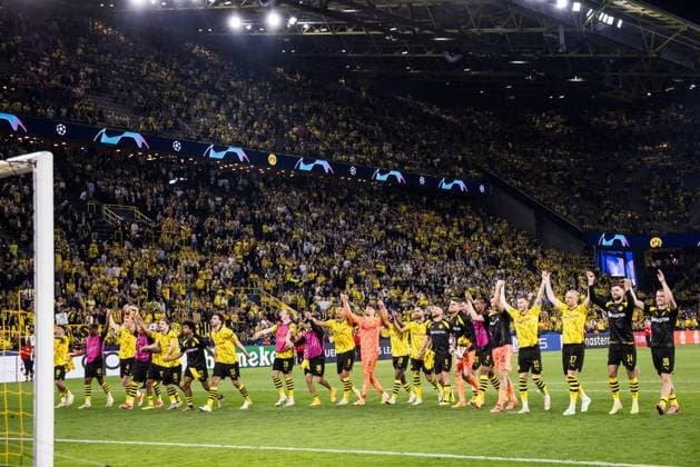 UEFA Champions League Borussia Dortmund FC Paris Saint Germain 01 05 2024 The Borussia Dortmund players celebrate the victory with the curve UEFA Champions League Borussia Dortmund FC Paris Saint Germain, Dortmund, SIGNAL IDUNA PARK Copyright: xBEAUTIFULxSPORTS Wunderlx
