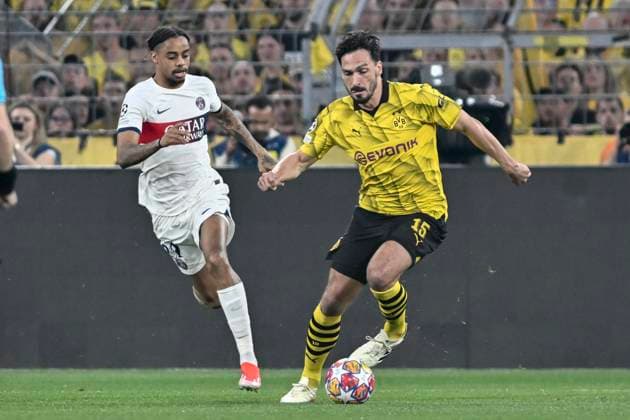 from left in duel Bradley Barcola 29, Paris Saint Germain Mats Hummels 15, Borussia Dortmund 01 05 2024 Soccer, Champions League, Borussia Dortmund vs Paris Saint Germain , Signal Iduna Park, Dortmund, NRW Germany Copyright: xpepphotox xHorstxMauelshagenx pep00321, pep_20240501_hm