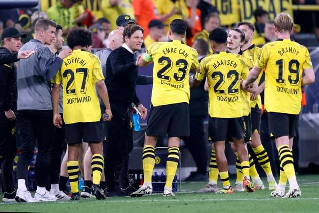 TERZIC Edin coach team BVB with his team and captain CAN Emre UEFA Championsleague season 2023 2024 match semi-final BVB Paris PSG 1 0 on 01 05 2024 in Dortmund DFL REGULATIONS PROHIBIT ANY USE OF PHOTOGRAPHS as IMAGE SEQUENCES and or QUASI VIDEO Copyright: xLacixPerenyix