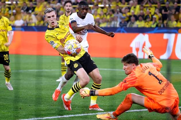 KOBEL Gregor Goalkeeper Team BVB with SCHLOTTERBECK Nico and DEMBELE UEFA Championsleague Season 2023 2024 Match Semifinal BVB Paris PSG 1 0 on 01 05 2024 in Dortmund DFL REGULATIONS PROHIBIT ANY USE OF PHOTOGRAPHS as IMAGE SEQUENCES and or QUASI VIDEO Copyright: xLacixPerenyix