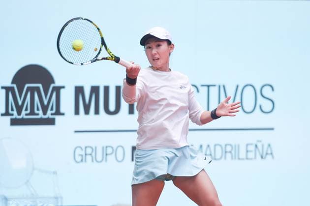 (240502) -- MADRID, May 2, 2024 -- Zheng Saisai returns the ball during the women s doubles quarter-final match between Wang Xinyu Zheng Saisai of China and Sara Sorribes Tormo Cristina Bucsa of Spain at the Madrid Open tennis tournament in Madrid, Spain, May 1, 2024. (Photo by Xinhua) (SP)SPAIN-MADRID-TENNIS-MADRID OPEN-WOMEN S DOUBLES GustavoxValiente 