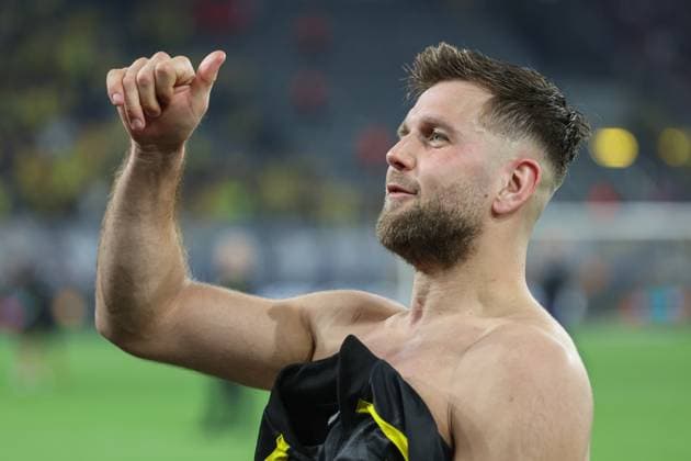 Champions League Borussia Dortmund Paris Saint Germain on 01 05 2024 at the Signal Iduna Park in Dortmund Niclas Füllkrug Fuellkrug Dortmund 14 cheers and is happy about the victory and has given away his jersey MH