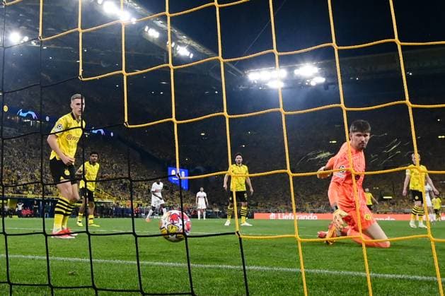 Gregor Kobel ( 1 - Borussia Dortmund ) during the UEFA Champions League match between Borussia Dortmund and Paris Saint Germain at BVB Stadion Dortmund on May 01, 2024 in Dortmund, Germany. ( Photo by federico pestellini panoramic ) - FOOTBALL : Borussia Dortmund vs Paris Saint Germain - Ligue des Champions - 01 05 2024 FedericoPestellini Panoramic 