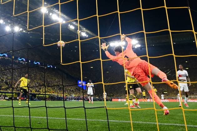 Gregor Kobel ( 1 - Borussia Dortmund ) during the UEFA Champions League match between Borussia Dortmund and Paris Saint Germain at BVB Stadion Dortmund on May 01, 2024 in Dortmund, Germany. ( Photo by federico pestellini panoramic ) - FOOTBALL : Borussia Dortmund vs Paris Saint Germain - Ligue des Champions - 01 05 2024 FedericoPestellini Panoramic 