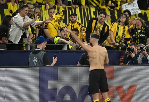 Niclas Füllkrug Borussia Dortmund gives away his jersey after the match 01 05 2024, Football Champions League, 2023 2024 season, semi-final first leg, Borussia Dortmund Paris St Germain 1 0 Dortmund Signal Iduna Park North Rhine-Westphalia Germany Team2