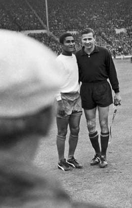 United Kingdom. Portuguese forward Eusebio (L) and Soviet goalkeeper Lev Yashin pose for a photo during the 1966 FIFA World Cup, WM, Weltmeisterschaft, Fussball Viktor Shandrin TASS ÃÂÃÂ½ÃÂ³ÃÂ»ÃÂ¸Ã‘Â. ÃÃ¼ÃÂ¾Ã‘Ã„Ã‘â€šÃ‘Æ’ÃÂ³ÃÂ°ÃÂ»Ã‘aÃ‘ÂÃÂºÃÂ¸ÃÂ¹ Ã‘ Ã‘Æ’Ã‘â€šÃÂ±ÃÂ¾ÃÂ»ÃÂ¸Ã‘ÂÃ‘â€š ÃÂ­ÃÂ¹Ã‘ÂÃÂµÃÂ±ÃÂ¸ÃÂ¾ ÃÂ¸ ÃÂ²Ã‘Ã„ÃÂ°Ã‘â€šÃÂ°Ã‘Ã„Ã‘a Ã‘ÂÃÂ±ÃÂ¾Ã‘Ã„ÃÂ½ÃÂ¾ÃÂ¹ ÃÂ¡ÃÂ¡ÃÂ¡Ã Ãâ€ºÃÂµÃÂ² ÃÂ¯Ã‘Ë†ÃÂ¸ÃÂ½ (Ã‘ÂÃÂ»ÃÂµÃÂ²ÃÂ° ÃÂ½ÃÂ°ÃÂ¿Ã‘Ã„ÃÂ°ÃÂ²ÃÂ¾) ÃÂ½ÃÂ° Ã‘â€¡ÃÂµÃÂ¼ÃÂ¿ÃÂ¸ÃÂ¾ÃÂ½ÃÂ°Ã‘â€šÃÂµ ÃÂ¼ÃÂ¸Ã‘Ã„ÃÂ° ÃÂ¿ÃÂ¾ Ã‘ Ã‘Æ’Ã‘â€šÃÂ±ÃÂ¾ÃÂ»Ã‘Æ’, ÃÂ¿Ã‘Ã„ÃÂ¾Ã‘Ã–ÃÂ¾Ã ÃÂ¸ÃÂ²Ã‘Ë†ÃÂµÃÂ¼ ÃÂ² 1966 ÃÂ³ÃÂ¾Ã Ã‘Æ’. ÃÂ¤ÃÂ¾Ã‘â€šÃÂ¾ Ãâ€™ÃÂ¸ÃÂºÃ‘â€šÃÂ¾Ã‘Ã„ÃÂ° ÃÂ¨ÃÂ°ÃÂ½Ã Ã‘Ã„ÃÂ¸ÃÂ½ÃÂ° ÃÂ¤ÃÂ¾Ã‘â€šÃÂ¾Ã‘Ã–Ã‘Ã„ÃÂ¾ÃÂ½ÃÂ¸ÃÂºÃÂ° ÃÂ¢ÃÂÃÂ¡ÃÂ¡  TASS_458777
