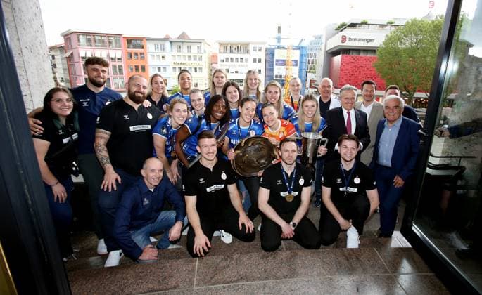 BAU 02 05 2024, Germany, Stuttgart Volleyball, The state capital Stuttgart honors the triple winner Allianz MTV Stuttgart on May 2, 2024 Lord Mayor Dr Frank Nopper invites the team to a reception in the town hall of the city of Stuttgart and celebrates with the triple team afterwards on the town hall balcony Team photo