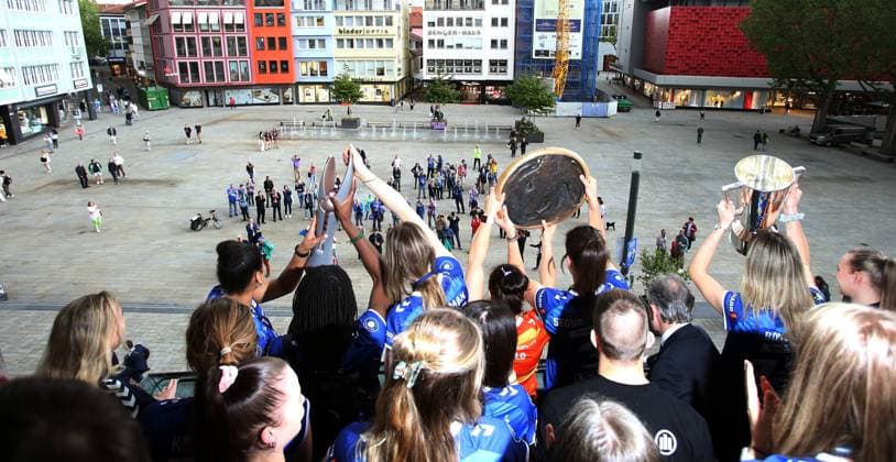BAU 02 05 2024, Germany, Stuttgart Volleyball, The state capital Stuttgart honors the triple winner Allianz MTV Stuttgart on May 2, 2024 Lord Mayor Dr Frank Nopper invites the team to a reception in the town hall of the city of Stuttgart and celebrates with the triple team afterwards on the town hall balcony Team photo