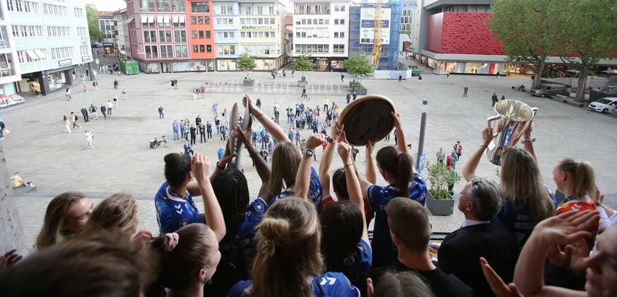 BAU 02 05 2024, Germany, Stuttgart Volleyball, The state capital Stuttgart honors the triple winner Allianz MTV Stuttgart on May 2, 2024 Lord Mayor Dr Frank Nopper invites the team to a reception in the town hall of the city of Stuttgart and celebrates with the triple team afterwards on the town hall balcony Team photo
