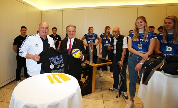BAU 02 05 2024, Germany, Stuttgart Volleyball, The state capital Stuttgart honors the triple winner Allianz MTV Stuttgart on May 2, 2024 Lord Mayor Dr Frank Nopper invites the team to a reception in the city hall of Stuttgart and celebrates with the triple team afterwards on the town hall balcony f l Aurel Irion, Lord Mayor Frank Nopper