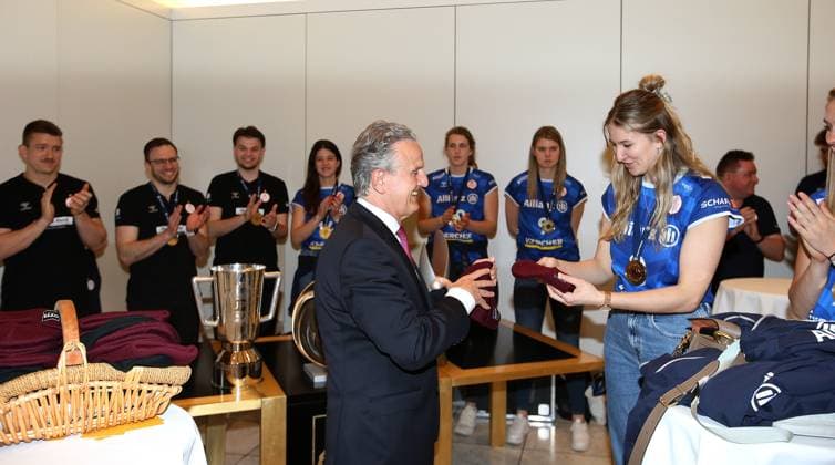 BAU 02 05 2024, Germany, Stuttgart Volleyball, The state capital Stuttgart honors the triple winner Allianz MTV Stuttgart on May 2, 2024 Lord Mayor Dr Frank Nopper invites the team to a reception in the city hall of Stuttgart and celebrates with the triple team afterwards on the town hall balcony f l Lord Mayor Frank Nopper, Monique Strubbe