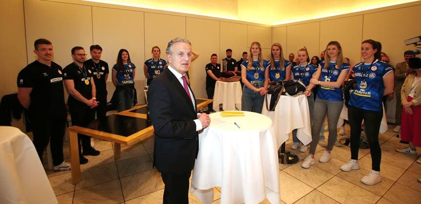 BAU 02 05 2024, Germany, Stuttgart Volleyball, On 2 May 2024, the state capital of Stuttgart honors the triple winner Allianz MTV Stuttgart Lord Mayor Dr Frank Nopper invites the team to a reception in the city hall of Stuttgart and then celebrates with the triple team on the town hall balcony