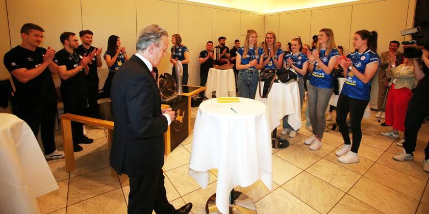 BAU 02 05 2024, Germany, Stuttgart Volleyball, On 2 May 2024, the state capital of Stuttgart honors the triple winner Allianz MTV Stuttgart Lord Mayor Dr Frank Nopper invites the team to a reception in the city hall of Stuttgart and then celebrates with the triple team on the town hall balcony