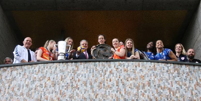 BAU 02 05 2024, Germany, Stuttgart Volleyball, On 2 May 2024, the state capital of Stuttgart honors the triple winner Allianz MTV Stuttgart Lord Mayor Dr Frank Nopper invites the team to a reception in the city hall of Stuttgart and then celebrates with the triple team on the town hall balcony