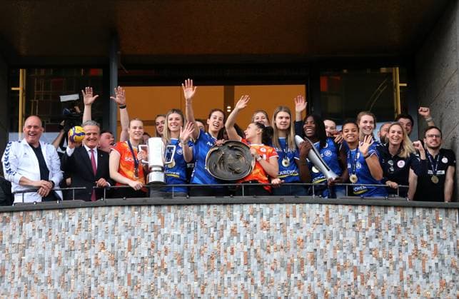BAU 02 05 2024, Germany, Stuttgart Volleyball, On 2 May 2024, the state capital of Stuttgart honors the triple winner Allianz MTV Stuttgart Lord Mayor Dr Frank Nopper invites the team to a reception in the city hall of Stuttgart and then celebrates with the triple team on the town hall balcony