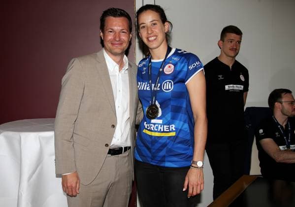 BAU 02 05 2024, Germany, Stuttgart Volleyball, The state capital of Stuttgart honors the triple winner Allianz MTV Stuttgart on May 2, 2024 Mayor Dr Frank Nopper invites the team to a reception in the city hall of Stuttgart and celebrates with the triple team afterwards on the town hall balcony MTV board member Nico Helwerth, Maria Segura Palleres