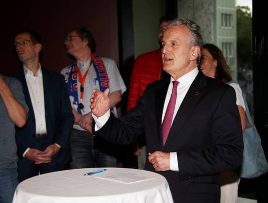 BAU 02 05 2024, Germany, Stuttgart Volleyball, The state capital Stuttgart will honor the triple winner Allianz MTV Stuttgart on 2 May 2024 Mayor Dr Frank Nopper invites the team to a reception in the city hall of Stuttgart and then celebrates with the triple team on the town hall balcony Mayor Frank Nopper