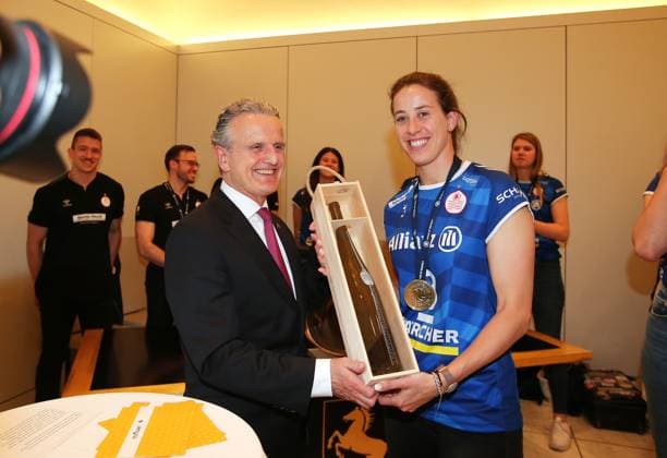 BAU 02 05 2024, Germany, Stuttgart Volleyball, The state capital Stuttgart honors the triple winner Allianz MTV Stuttgart on May 2, 2024 Lord Mayor Dr Frank Nopper invites the team to a reception in the city hall of Stuttgart and celebrates with the triple team afterwards on the town hall balcony f l Lord Mayor Frank Nopper, Maria Segura Palleres