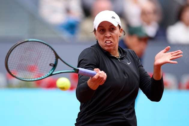 Mutua Madrid Open - Day Eleven Madison Keys of United States returns a shot against Iga Swiatek of Poland during day eleven of the Mutua Madrid Open 2024 at Caja Magica on May 2, 2024, in Madrid, Spain. Madrid Caja Magica Madrid Spain RL_MMO24_01819 Copyright: xRicardoxLarreinax