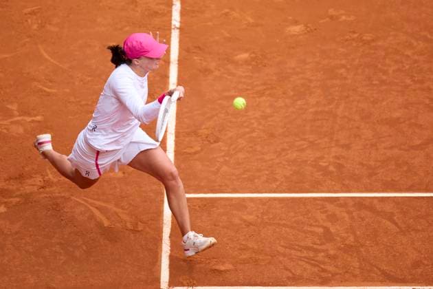 Mutua Madrid Open - Day Eleven Iga Swiatek of Poland returns a shot against Madison Keys of United States during day eleven of the Mutua Madrid Open 2024 at Caja Magica on May 2, 2024, in Madrid, Spain. Madrid Caja Magica Madrid Spain RL_MMO24_01856 Copyright: xRicardoxLarreinax