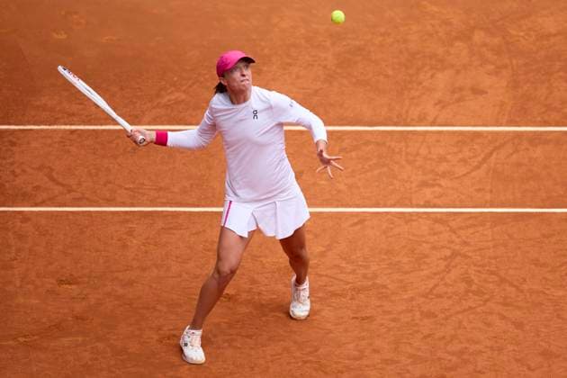 Mutua Madrid Open - Day Eleven Iga Swiatek of Poland returns a shot against Madison Keys of United States during day eleven of the Mutua Madrid Open 2024 at Caja Magica on May 2, 2024, in Madrid, Spain. Madrid Caja Magica Madrid Spain RL_MMO24_01857 Copyright: xRicardoxLarreinax