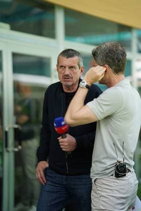 02 05 2024, Miami International Autodrome, Miami, Formula 1 Crypto com Miami Grand Prix,in the picture Miami Grand Prix ambassoador Günther Steiner in Sky Deutschland interview Defodi 506 20240502 hbr 0489 Defodi-506