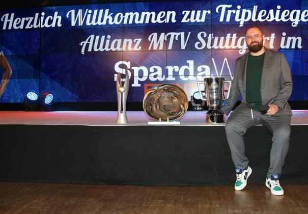 BAU 02 05 2024, Germany, Stuttgart Volleyball, Sparda Welt, Triple winner Allianz MTV Stuttgart celebrates the triple team at Sparda Welt Stuttgart, Coach Konstantin Bitter