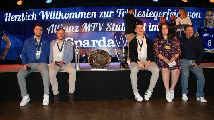 BAU 02 05 2024, Germany, Stuttgart Volleyball, Sparda Welt, Triple winner Allianz MTV Stuttgart celebrates the triple team at Sparda Welt Stuttgart, coaches and support team