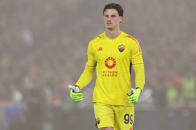 UEFA Europa League 2023-2024 - Semi-finals leg 1, AS Roma vs Bayer 04 Leverkusen Fußball at Olympic Stadium in Rome on 02th may 2024 Rome, Italy 2.05.2024: Mile Svilar of Roma in action during the UEFA Europa League 2023-2024, semi-finals leg 1, football match between AS Roma vs Bayer 04 Leverkusen Fußball at Olympic Stadium in Rome. Rome Olympic italy italy Copyright: xmarcoxiacobucci