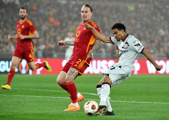 May 2, 2024, Rome: AS Roma s Rick Karsdorp (C) vies for the ball with Bayer Leverkusen s Amine Adli during the UEFA Europe League semifinal 1st leg soccer match between AS Roma and Bayer Leverkusen at Olimpico stadium in Rome, Italy, 02 May 2024. ANSA ETTORE FERRARI. UEFA Europa League - AS Roma vs Bayer Leverkusen  - ZUMAa110 20240502_zaf_a110_030 Copyright: xEttorexFerrarix