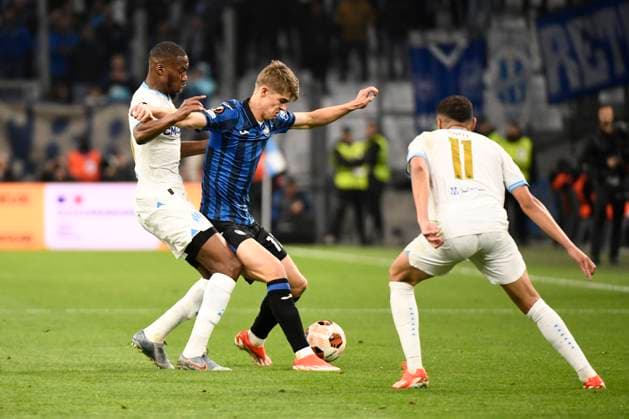 Geoffrey KONDOGBIA, capitaine (OM), Charles DE KETELAERE (ABC) lors de la demi-finale aller le Ligue Europa opposant l™Olympique de Marseille Ã Atalanta Bergame Calcio au Stade VÃ lodrome le 2 mai 2024 Ã Marseille, Espagne FOOTBALL : Olympique de Marseille vs. Atalanta Bergame Calcio - UEFA Europa League - 02 05 2024 ValentinaClaret Panoramic 