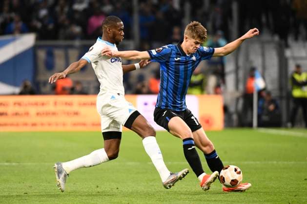 Geoffrey KONDOGBIA, capitaine (OM), Charles DE KETELAERE (ABC) lors de la demi-finale aller le Ligue Europa opposant l™Olympique de Marseille Ã Atalanta Bergame Calcio au Stade VÃ lodrome le 2 mai 2024 Ã Marseille, Espagne FOOTBALL : Olympique de Marseille vs. Atalanta Bergame Calcio - UEFA Europa League - 02 05 2024 ValentinaClaret Panoramic 