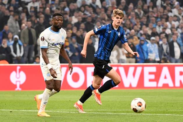 Chancel MBEMBA (OM), Charles DE KETELAERE (ABC) lors de la demi-finale aller le Ligue Europa opposant l™Olympique de Marseille Ã Atalanta Bergame Calcio au Stade VÃ lodrome le 2 mai 2024 Ã Marseille, Espagne FOOTBALL : Olympique de Marseille vs. Atalanta Bergame Calcio - UEFA Europa League - 02 05 2024 ValentinaClaret Panoramic 