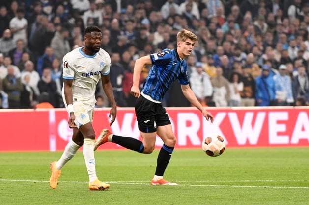 Chancel MBEMBA (OM), Charles DE KETELAERE (ABC) lors de la demi-finale aller le Ligue Europa opposant l™Olympique de Marseille Ã Atalanta Bergame Calcio au Stade VÃ lodrome le 2 mai 2024 Ã Marseille, Espagne FOOTBALL : Olympique de Marseille vs. Atalanta Bergame Calcio - UEFA Europa League - 02 05 2024 ValentinaClaret Panoramic 
