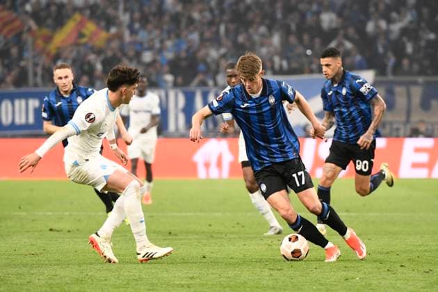 Leonardo BALERDI (OM), Charles DE KETELAERE (ABC) lors de la demi-finale aller le Ligue Europa opposant l™Olympique de Marseille Ã Atalanta Bergame Calcio au Stade VÃ lodrome le 2 mai 2024 Ã Marseille, Espagne FOOTBALL : Olympique de Marseille vs. Atalanta Bergame Calcio - UEFA Europa League - 02 05 2024 ValentinaClaret Panoramic 