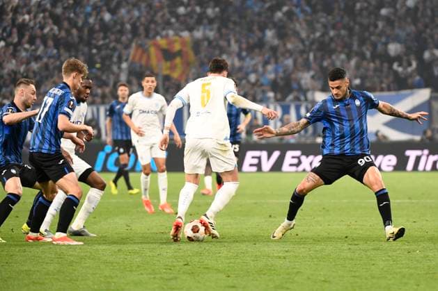 Leonardo BALERDI (OM), Gianluca SCAMACCA (ABC) lors de la demi-finale aller le Ligue Europa opposant l™Olympique de Marseille Ã Atalanta Bergame Calcio au Stade VÃ lodrome le 2 mai 2024 Ã Marseille, Espagne FOOTBALL : Olympique de Marseille vs. Atalanta Bergame Calcio - UEFA Europa League - 02 05 2024 ValentinaClaret Panoramic 